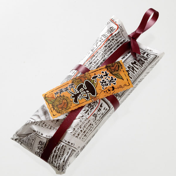 包装紙。一見新聞紙？と思われる包装紙に包まれております。