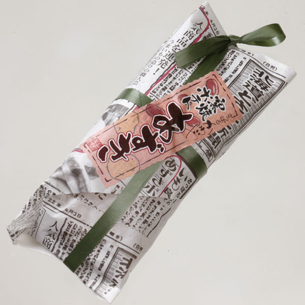 包装紙。一見新聞紙？と思われる包装紙に包まれております。
