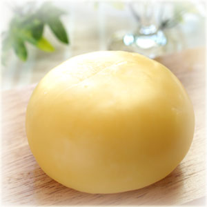 「ひがしもことゴーダチーズ」は、新鮮な牛乳を脂肪調整せずに使い、自然のうまみとコクを引き出しています。