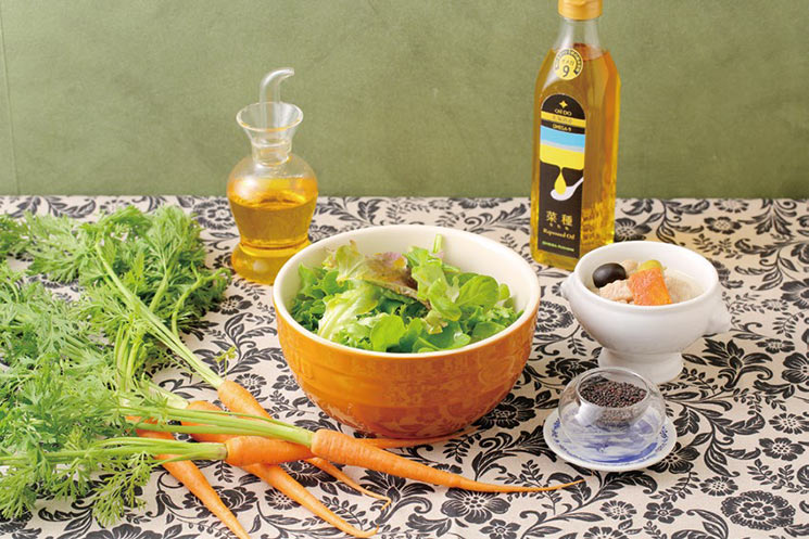 自社生産による菜種だけを使い、スッキリとした香ばしさに菜花の美味しさが交わります。オレイン酸（オメガ9系脂肪酸）が含まれます。
