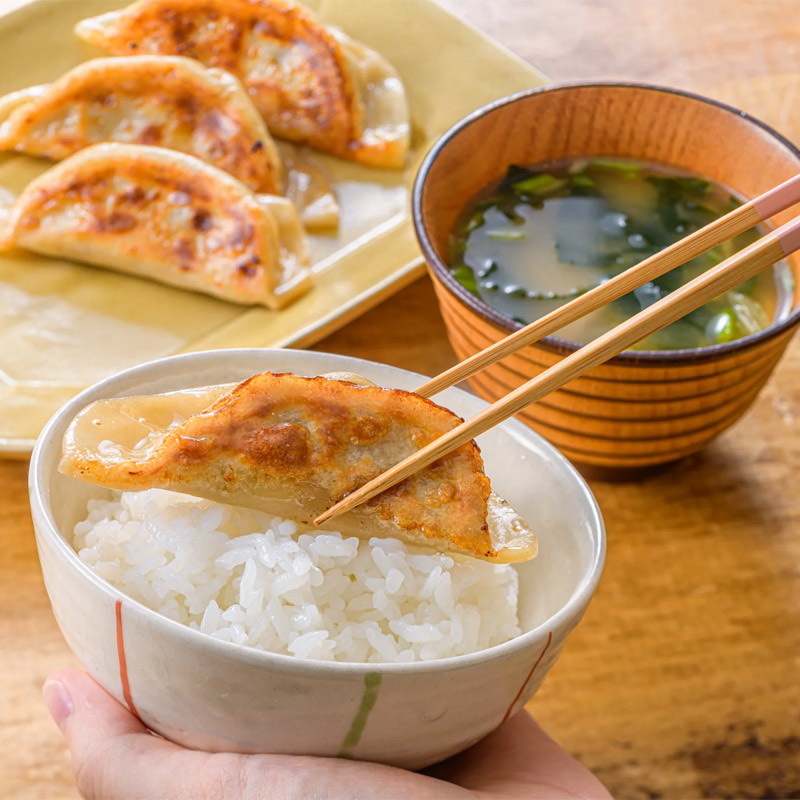 口の中に頬張ったときの食感を大切にした餃子調理。