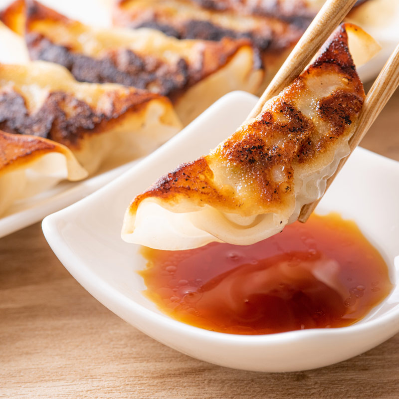 口の中に頬張ったときの食感を大切にした餃子調理。