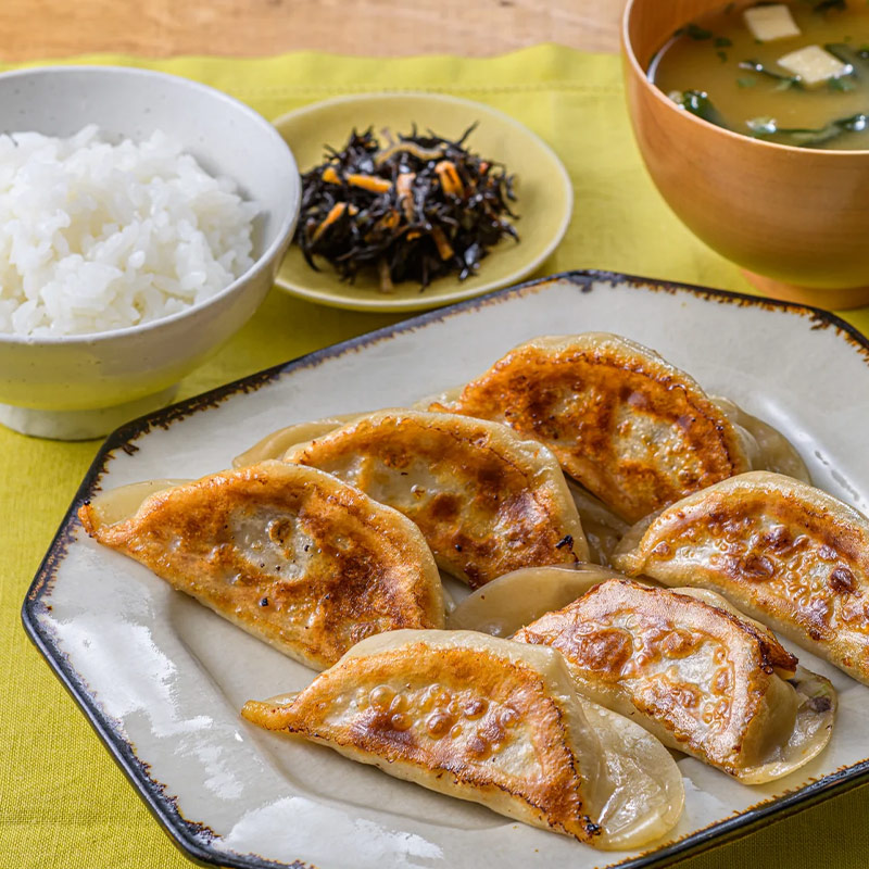 口の中に頬張ったときの食感を大切にした餃子調理。